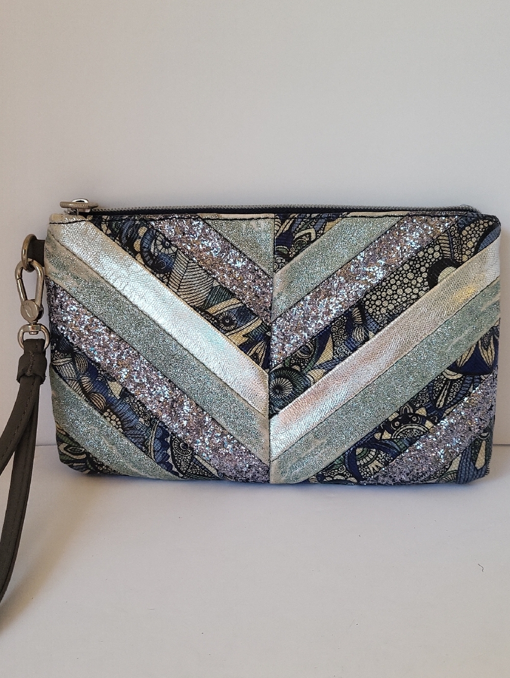 Sakroots Artist Circle Charging Wristlet in Silver & Navy with Sparkle